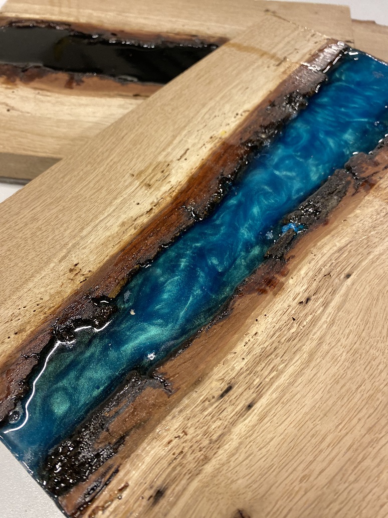 Workshop casting wood with epoxy